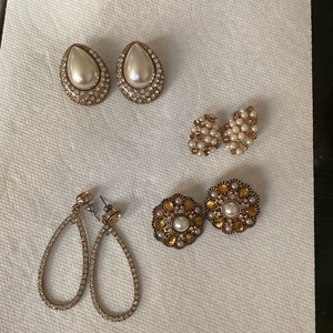 4 pairs of earrings 3‎ of them with pearl and one rhinestone